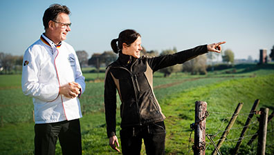 Eva Böhling mit Norbert Büsch auf einem Feld