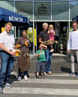 Neuss: (v.l.) LAGA-Prokurist Andreas Iland, Büsch-Fachverkäuferin Nicole Bonkowski, Gewinner Michael Flaßkamp mit Noah und Elisa (auf dem Arm), Geschäftsführer Norbert Busch und Marketingleiterin Annett Swoboda Neuss: (v.l.) LAGA-Prokurist Andreas Iland, Büsch-Fachverkäuferin Nicole Bonkowski, Gewinner Michael Flaßkamp mit Noah und Elisa (auf dem Arm), Geschäftsführer Norbert Busch und Marketingleiterin Annett Swoboda